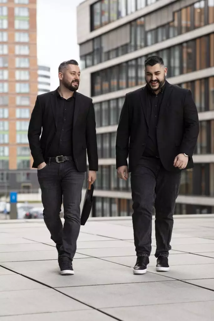 Website Relaunch 2 Das Bild zeigt die beiden Gründer Adem Zora und Renato Mamaj, wie sie am Laptop arbeiten. Die Szene steht sinnbildlich für die Konzentration und Zusammenarbeit bei der Entwicklung einer digitalen Präsenz. Durch ihre gemeinsame Arbeit am Laptop demonstrieren sie ihr Engagement für die Webpräsenzgestaltung ihres Unternehmens. Diese authentische Momentaufnahme vermittelt den Wert von Teamarbeit und persönlichem Engagement bei der Gestaltung einer erfolgreichen Online-Präsenz.