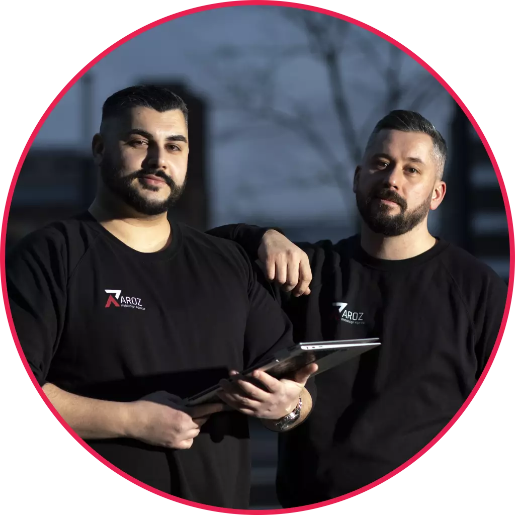 Die beiden Gründer von Aroz Webdesign stehen geschlossen zusammen und entwickeln individuelle Premium Webdesigns für B2B-Unternehmen. Die Website-Gestaltung ist zielorientiert und erfolgreich.