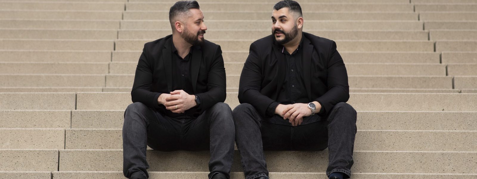Gründer von Aroz Webdesign in Schwelm Das Bild zeigt die beiden Gründer Adem Zora und Renato Mamaj, wie sie am Laptop arbeiten. Die Szene steht sinnbildlich für die Konzentration und Zusammenarbeit bei der Entwicklung einer digitalen Präsenz. Durch ihre gemeinsame Arbeit am Laptop demonstrieren sie ihr Engagement für die Webpräsenzgestaltung ihres Unternehmens. Diese authentische Momentaufnahme vermittelt den Wert von Teamarbeit und persönlichem Engagement bei der Gestaltung einer erfolgreichen Online-Präsenz.